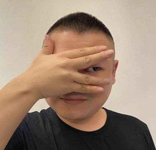 岳云鹏模仿新表情包,还原裂开图案,却被网友搞笑修复