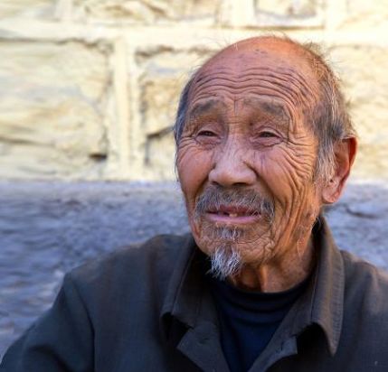 为何年老易有老年臭40岁后,做好3件事,让你老了没味