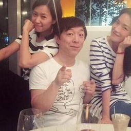 黄渤与老婆长相颇似,一看就一家人,豪华座驾外出玩