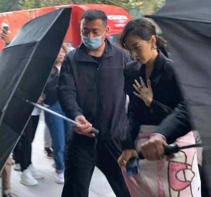宋茜穿短裙亮相,裹毛毯的行为引起热议,被指不够真诚