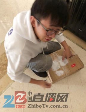 谢娜发博晒杨迪生日快递照片调侃真的是大明星杨迪