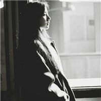 女生黑白简约图片微信头像图片大全