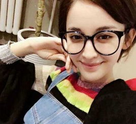 戴上眼镜美得不像话的女星,刘亦菲仙气十足