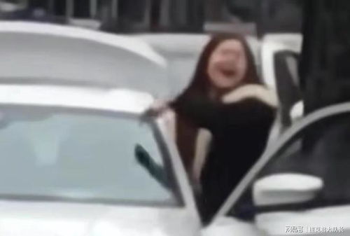 闹大了宝马女违停堵塞一条街,撒泼咆哮不挪车,处理结果无奈