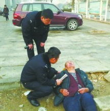 85岁老人当街跌倒路人联手施救获家人感谢