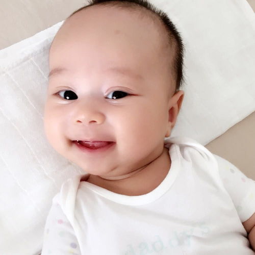宝宝睡醒之后,会有三种动作,如果出现这三种说明大脑发育很好