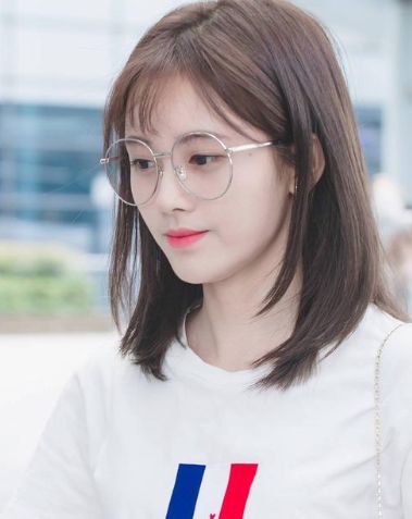 当女星戴上眼镜后,鞠婧祎杨超越已经够美了,不料杀出个刘亦菲