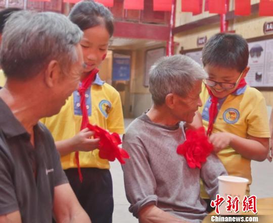 与新中国同龄共忆时代变迁浙江缙云70岁老人共庆国庆