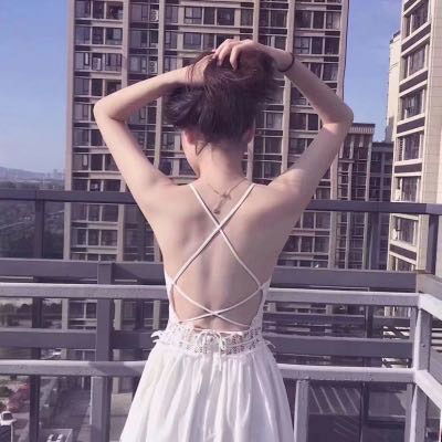很酷的露肩女生头像,性感锁骨穿吊带