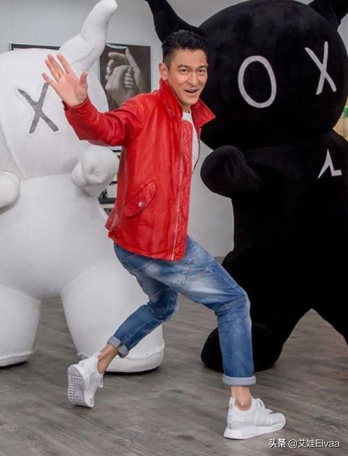 60岁刘德华抖音上瘾,把衬衫当围脖求关注,喝红酒摇杯真帅