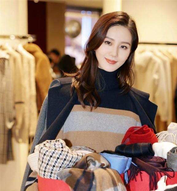 40岁女人烫发误区羊毛卷显发量,发色越艳越显年轻快看你是吗