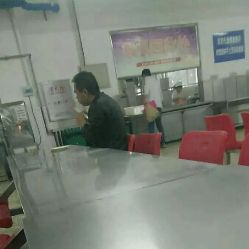 这位吃饭舔盘子的锅炉工,为何被称为大神级扫地僧