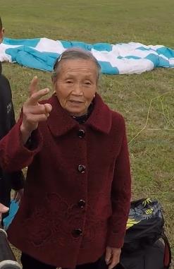 78岁老人第一次玩滑翔伞,全程表情淡定,落地后淡定对镜头比耶