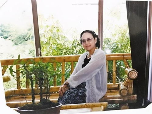 86岁王晓棠美得高雅,穿妈妈装搭珍珠端庄从容,真适合微胖妈妈