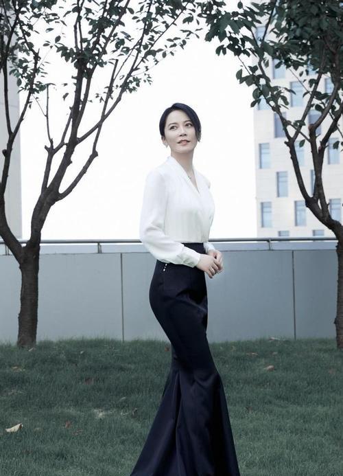 女人过了50岁,别只会穿裤子穿裙子才是真优雅,学会准美