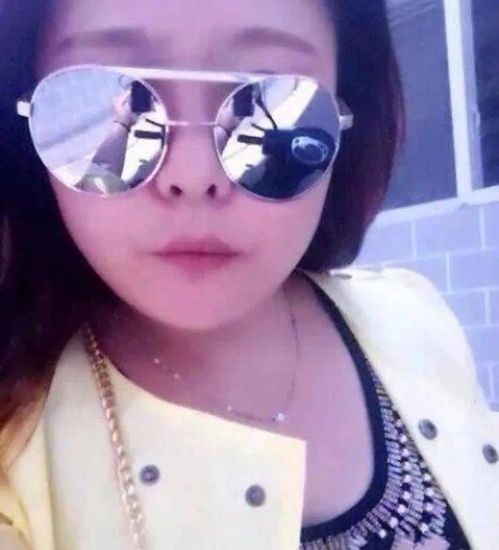 爆笑趣图姑娘你大意了,眼镜里的反光早就把你出卖了