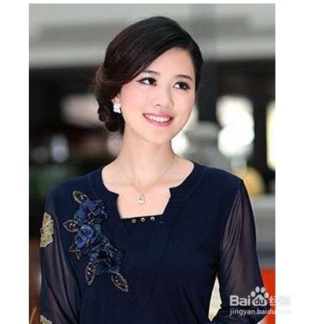 五十岁女士夏季怎么盘头显年轻
