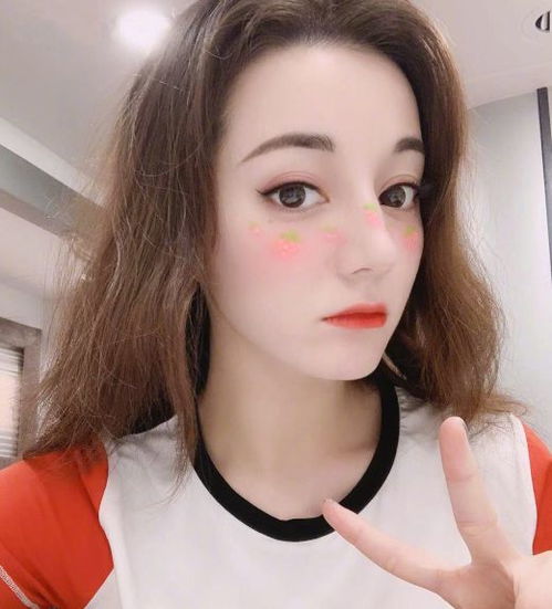 刘亦菲逛故宫路拍图美翻,为啥一参加活动照片就崩