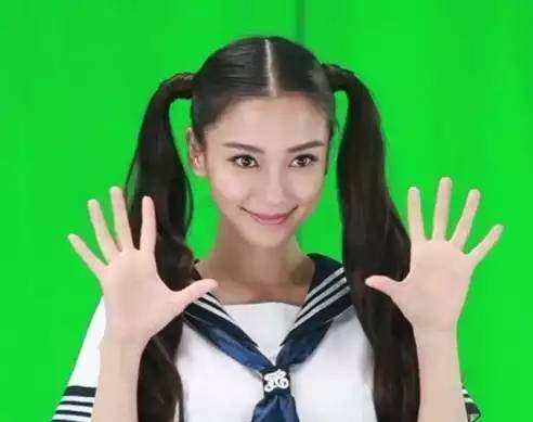 30岁赵丽颖扎双马尾似高中少女,直接秒杀了20岁的关晓彤