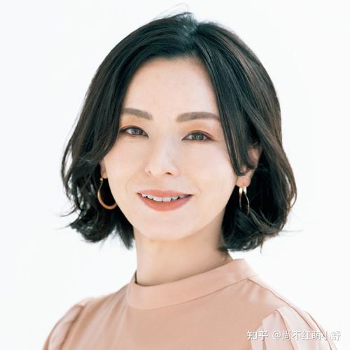 40岁女人发型太短,难驾驭试试这几种妈妈卷,减龄又洋气