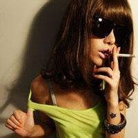 戴墨镜叼烟的女生头像微信头像图片大全