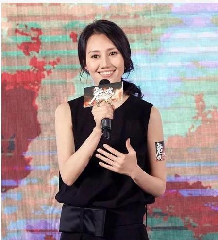 450岁女人还是短发更适合,袁泉俞飞鸿两女神同框,气质差太多