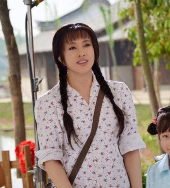 五十岁的少女五十岁的少爷,一个敢演一个敢拍,强行扮嫩苦了观众