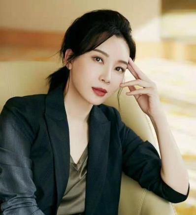 50岁女人最好别留这3种发型,不仅大妈感十足,还显老没气质