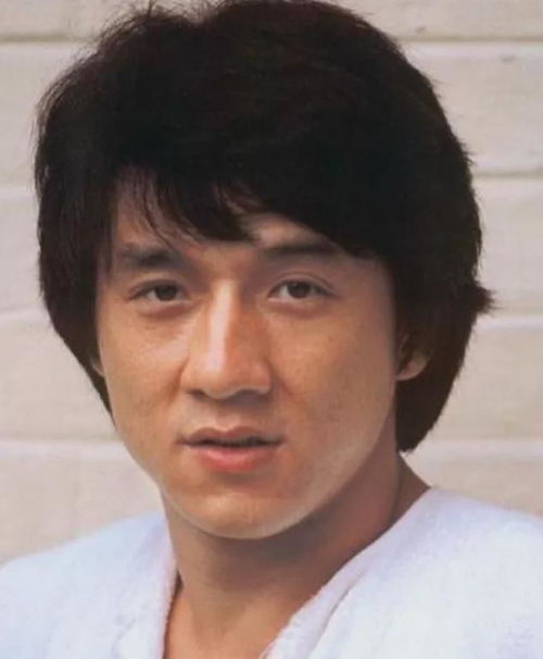70岁成龙为爱妻庆生,穿情侣装也难掩老态龙钟真的老了
