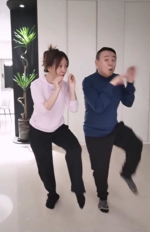 潘长江父女合跳逮鸡舞表情夸张舞姿搞怪画面温馨可爱
