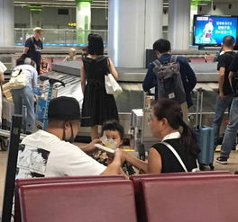 组图包贝尔携爱女低调出行被偶遇饺子紧盯食物暴露吃货属性