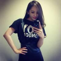 女人大口吃饭的图片