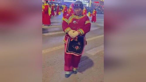 可爱的大爷大妈社火表演幽默的动作表情逗笑一众路人