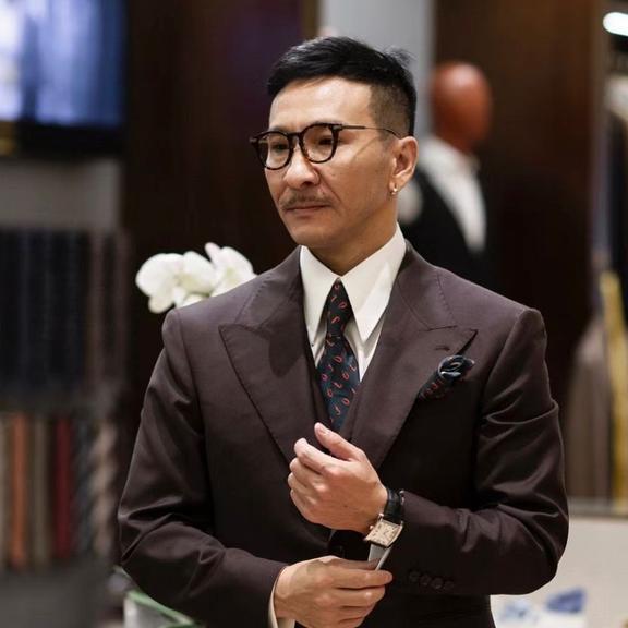 男人到了四五十岁,发型尽量少留寸头长发,换成这些更帅气减龄