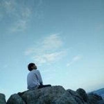 一个人海边头像男生孤单背影阳光穿透泛白的记忆
