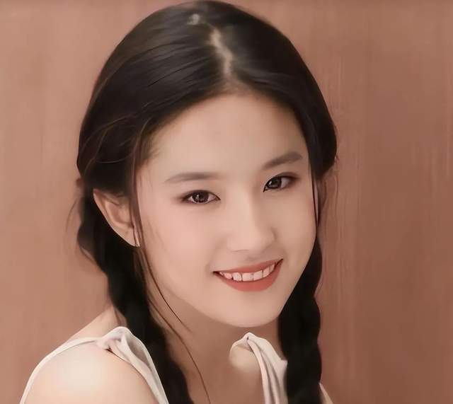 刘亦菲妈妈逛艺术馆,一身穿搭近7万元,气质高贵比女儿还要漂亮