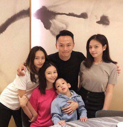 50岁微信头像圆形的高龄产妇