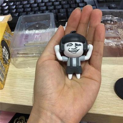 开心段子今天超市促销牛奶,一箱奶80元,还赠一把卡通椅子