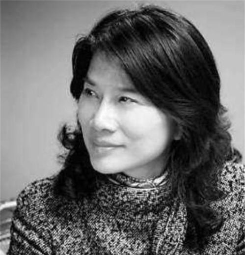 董明珠30岁丧夫,被哥哥踢出族谱,儿子住出租房,月入5000元
