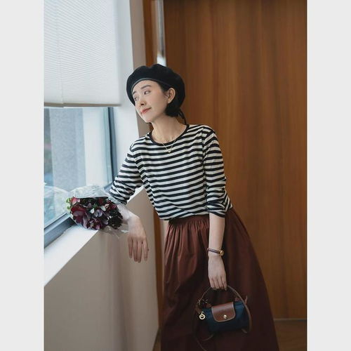 衣服不需要买太多,四五十岁的女性准备条纹单品,时尚又实用