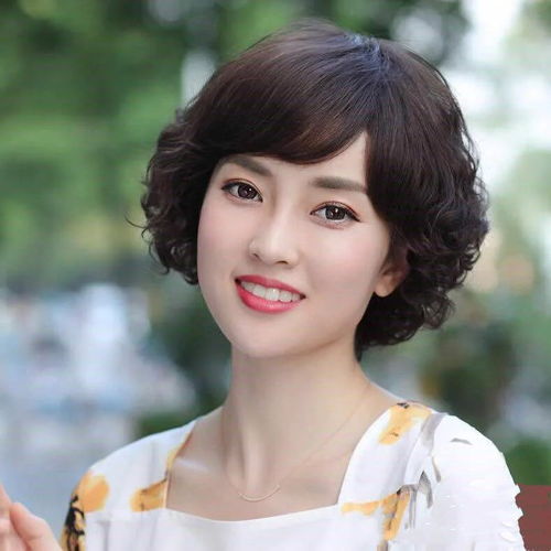 5060岁的女士依然优雅,几款好看的短发造型,修饰脸型更大方