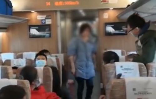 女子高铁上不戴口罩还外放音乐,乘务员制止反被打哭,被警方带走调查