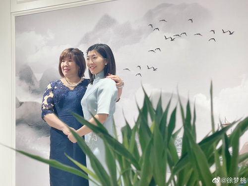 美奥运冠军结束隔离和母亲团聚,母女穿旗袍拍大片,大秀好身材