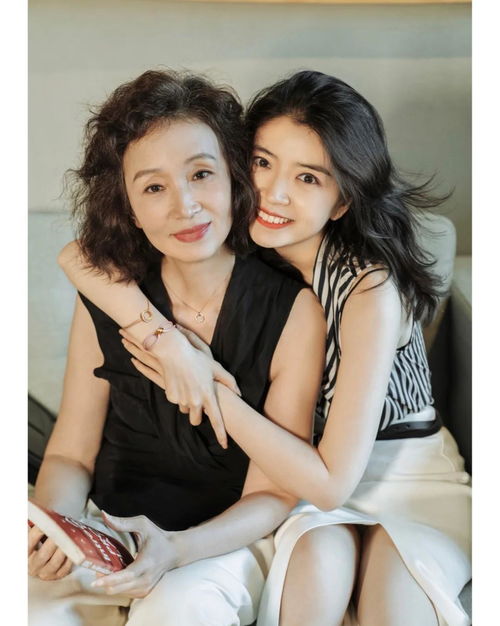 60多岁的女人,开春怎么穿好学三木妈妈这样搭,优雅显女人味
