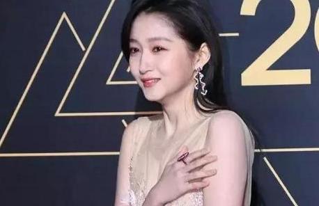 不要心疼女星走红毯挨冻,私下都很会保暖,跟现场简直判若两人