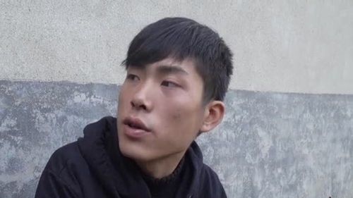 媒人介绍相亲,小伙顺手抓了一把泥土,女孩的表情真是太搞笑了