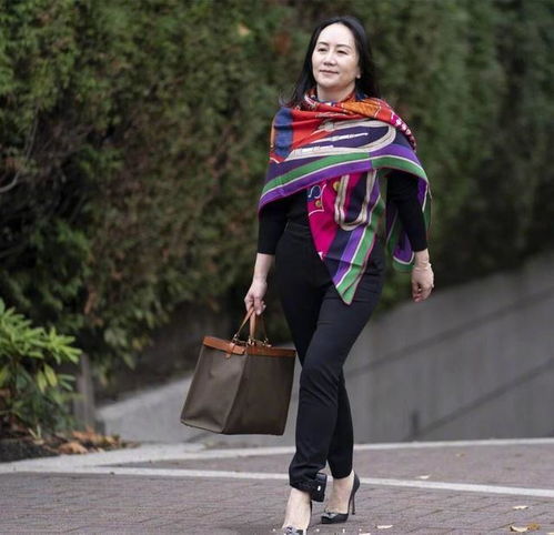 看到50岁孟晚舟我才明白中年女人穿衣优雅得体,比扮嫩更高级