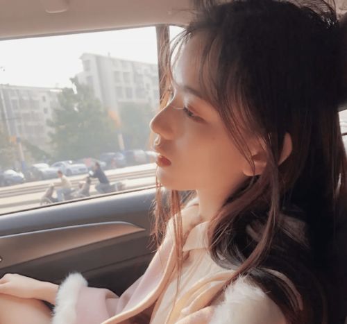 深扒王思聪爱上的女生数学考6分,个性搞怪,还写词向女友示爱