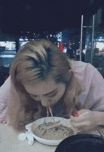 搞笑gif趣图妹子已经凌乱了