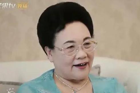 钟丽缇的婆媳关系很微妙,50岁还被催生孩子,高龄产妇有点悬